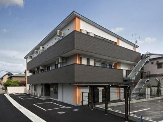 複合色現代的建物エントランス