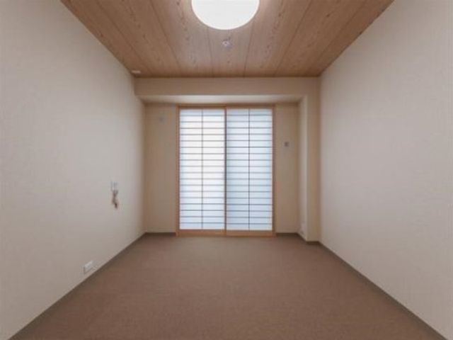 シンプルな居室空間 居室 落ち着いた色合いの居室です。ゆったりとお過ごしいただける空間が確保されています。