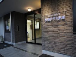 明るいエントランスの外観