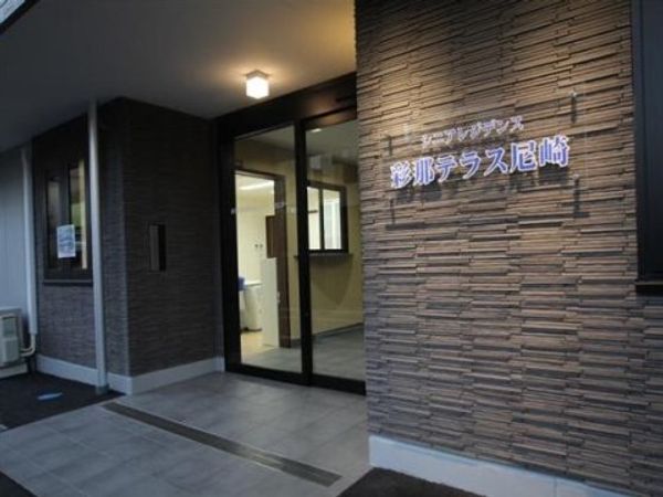 明るいエントランスの外観