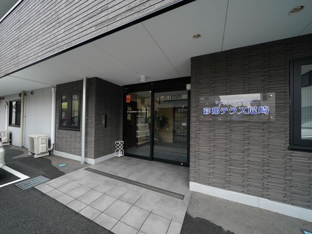 明るく清潔なエントランス エントランス 広々として開放的なエントランスは、誰もが迎えられる心地よい空間を提供しています。働く場としても穏やかな印象を受けるでしょう。