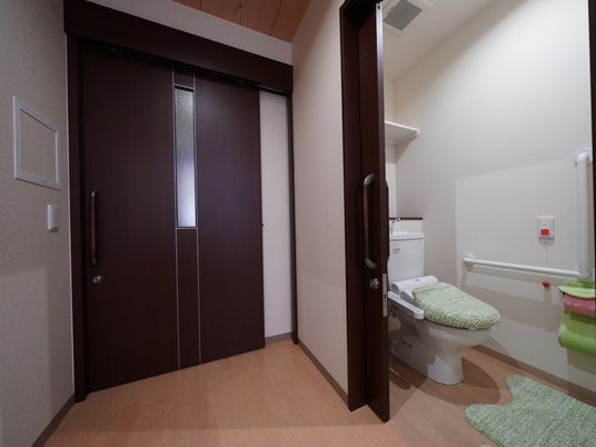 トイレ付きの個室のドア