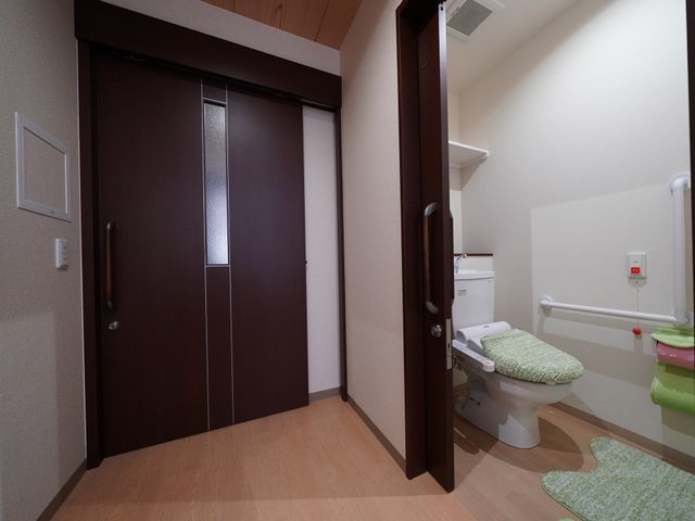 トイレ付きの個室のドア 居室 プライバシーを重視した個室で、トイレには手すりも備えており、安心してご利用いただけます。