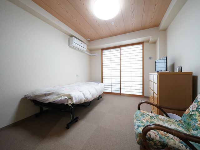 清潔感ある居室 居室 落ち着いた色合いの居室は、ゆったりとした時間をお過ごしいただけるように配慮されています。窓からは自然光が差し込み、明るく快適な空間です。
