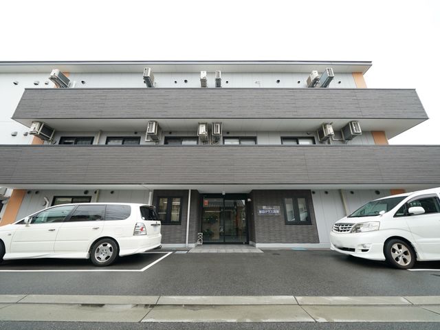 現代的な建物のエントランス 外観 清潔感溢れるエントランスがお出迎えします。訪れる方々も安心の環境です。