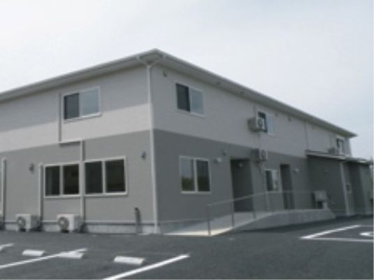シンプルな外観の建物