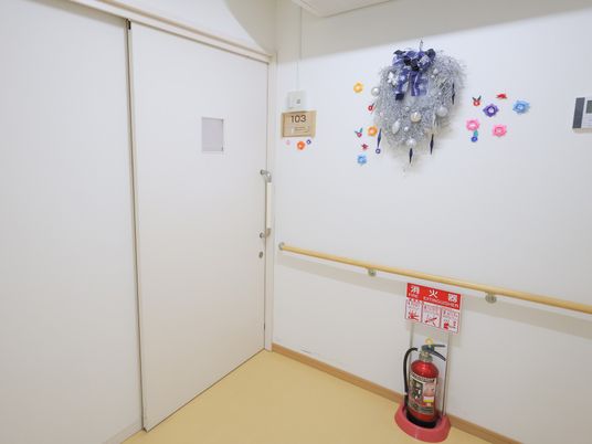 扉と装飾が見える廊下
