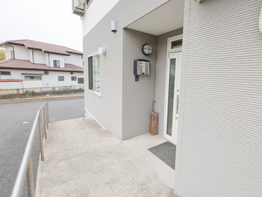 優しい色合いのエントランス