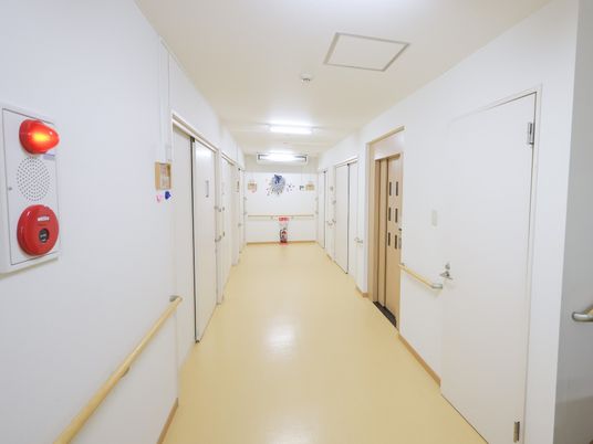 手すり付の明るい廊下