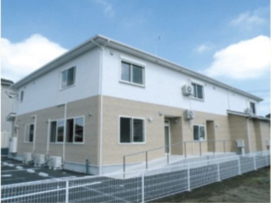 明るい二階建ての外観