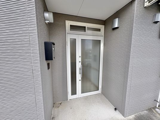 明るい扉のエントランス