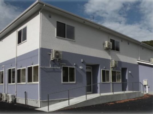 青い外壁の建物外観