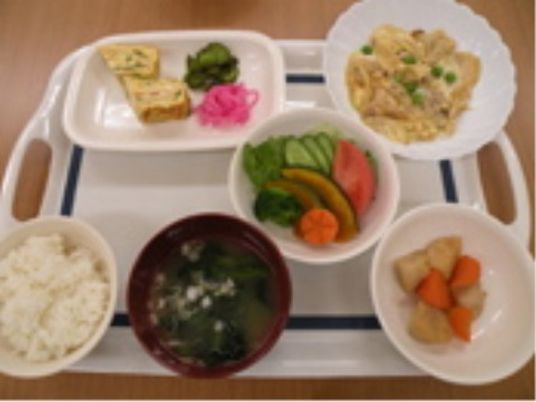 彩り豊かな食事のセット