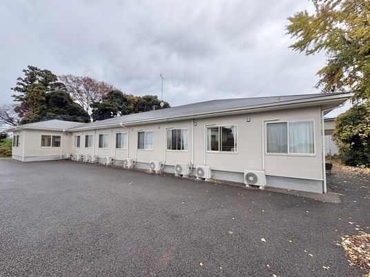 静かな外観の建物