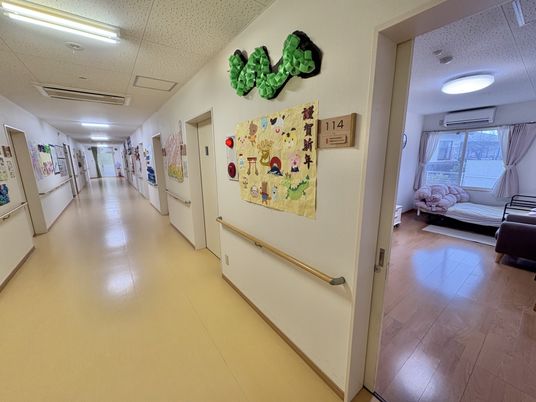 賑やかな廊下と居室