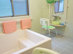 清潔な介護用浴室