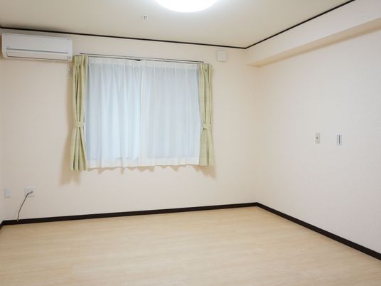 清潔感のある居室の一角