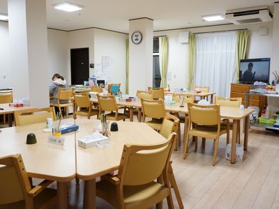 食堂でくつろぐ人
