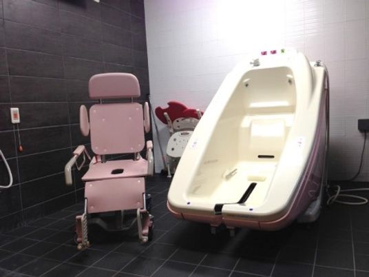 座位入浴のできる機械浴槽が設置されている。シャワーチェアも用意されており、入居者様の状態に合った入浴方法を選んでいただける。