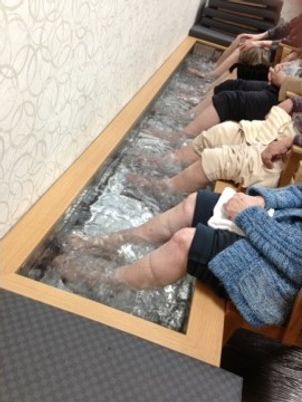 足湯を楽しむ利用者