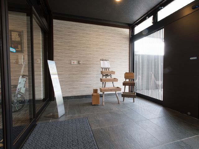 エントランスのシックな空間