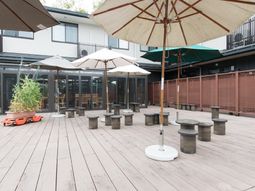 明るい屋外テラス