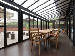 明るいダイニング空間