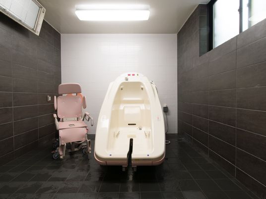 施設内には足の不自由な人や高齢者のために、抱きかかえることもなく車イスのままで入浴ができるバスタブを導入している。