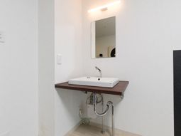 洗面台と鏡のある空間