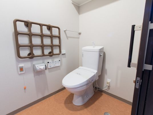 清潔感のある広々としたバリアフリーのトイレは安心設計で抜群の使い心地。長期的な滞在を想定した作りになっています。