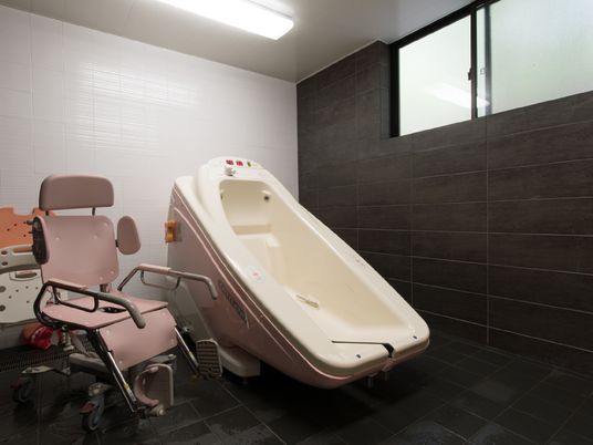 充実した設備の浴室は車椅子でも利用可能です。清潔で広々しているのでお体の状態に合わせて利用できます。