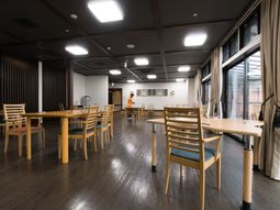 ダイニングスペースと人物