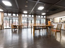 広々とした明るい食堂