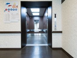 清潔なエレベーター室内