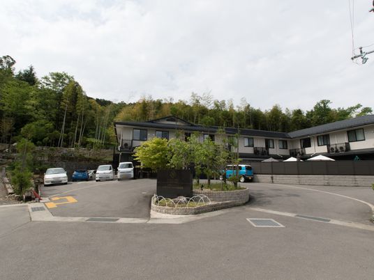 自然に囲まれた施設外観