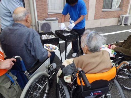 屋外でのバーベキューイベント