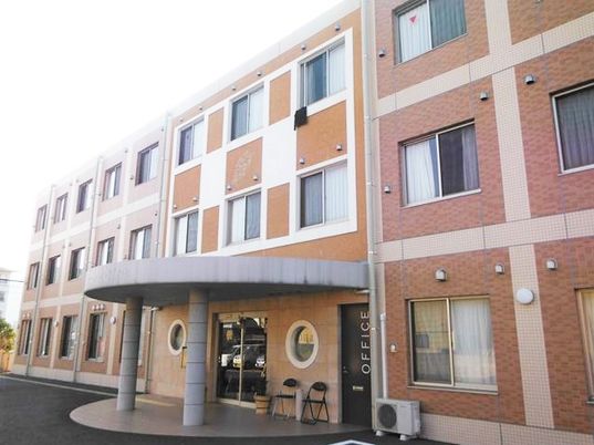 明朗な建物のエントランス