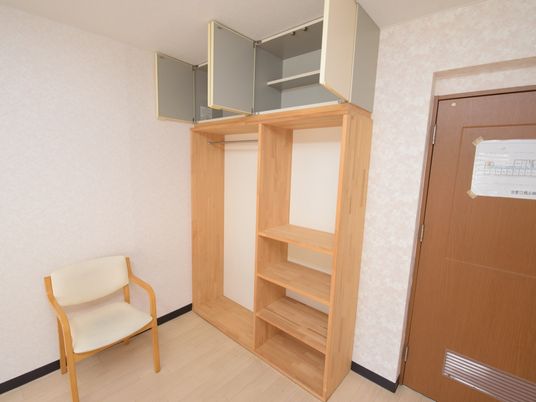 居室の壁と家具