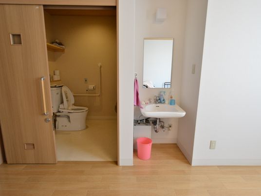 洋室のトイレと洗面台