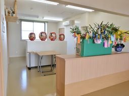 和風の飾りがある明るいスペース