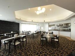 広々した食堂の空間