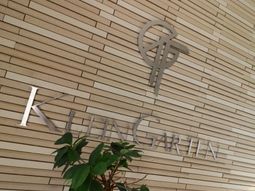 施設のシンボル看板