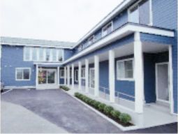 青い壁の建物外観