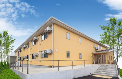 明るい建物の外観