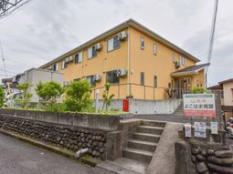 黄色い外壁の建物外観