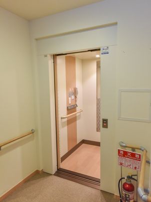 手すり付きエレベーター入口