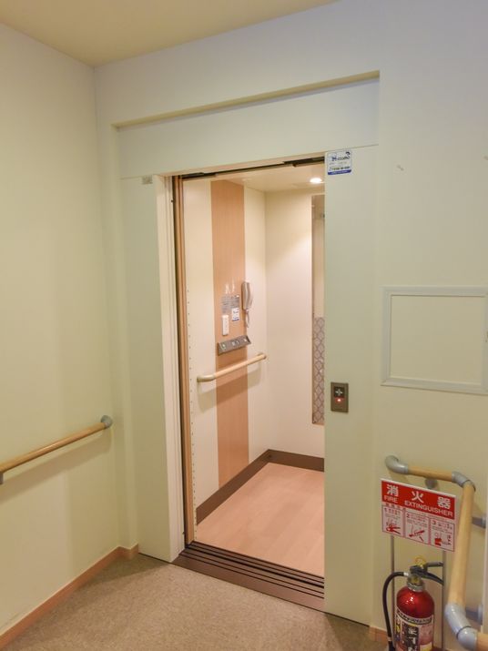 手すり付きエレベーター入口