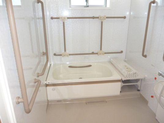 バリアフリーの浴槽設備