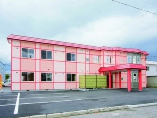 ピンク外壁の建物外観  