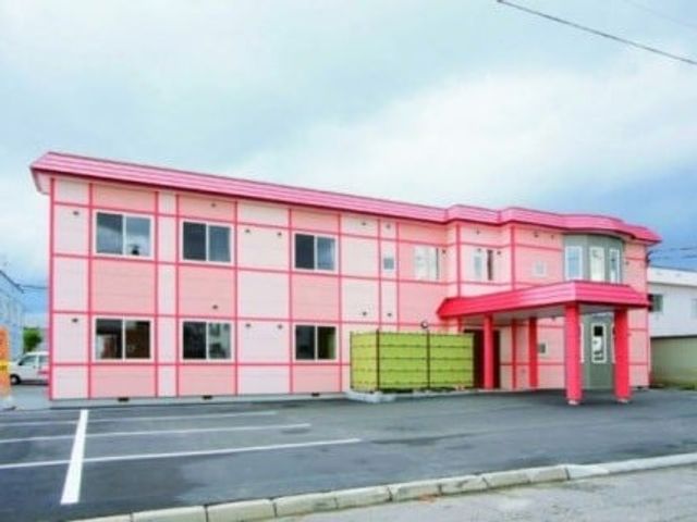 ピンク外壁の建物外観  